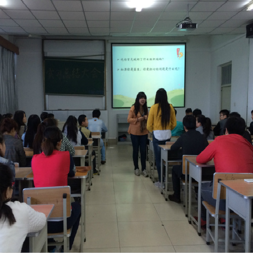 学生进行模拟课堂授课