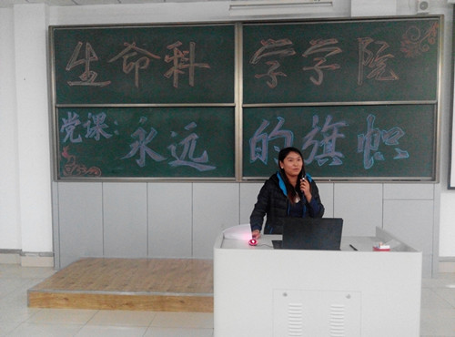 月丫同志积极向学生解答