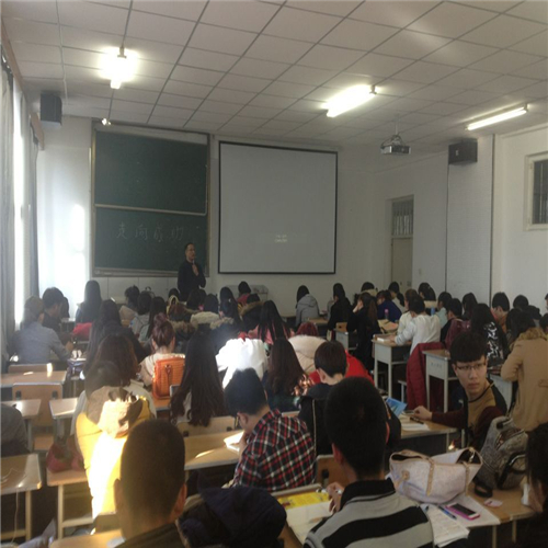 徐书记向学生讲解考研的益处