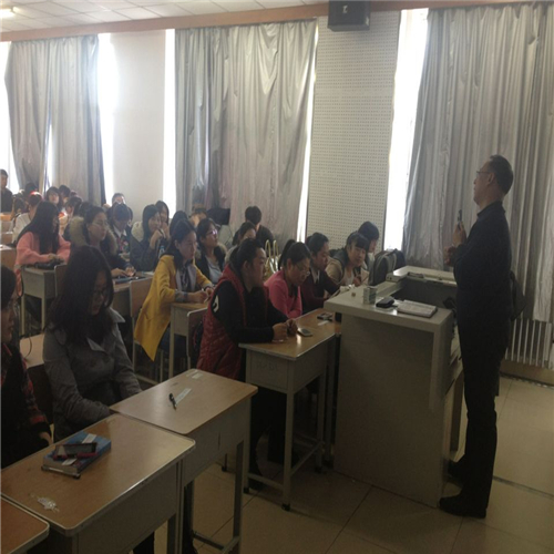 徐书记向学生们分析学校现状