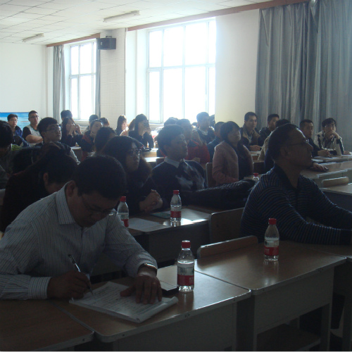 学生们认真听取专业人士的讲解,并提出疑问