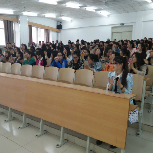 学生们认真听取学长学姐的经验