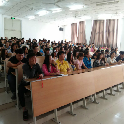 学生们认真聆听
